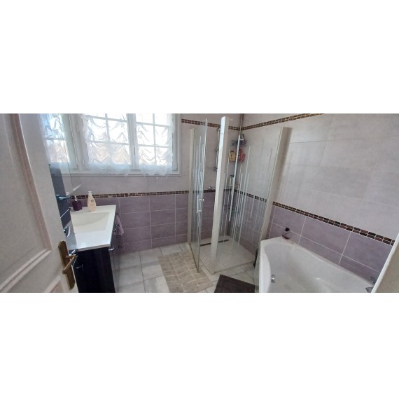 Situé dans agréable secteur, pavillon