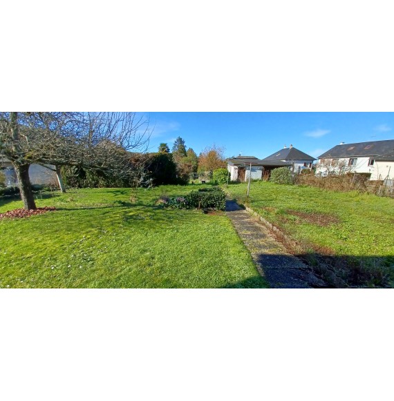 Situé dans agréable secteur, pavillon